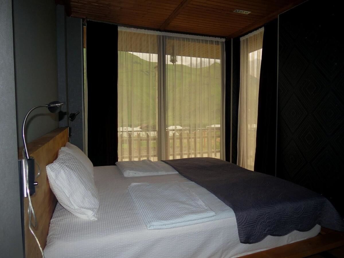 Отели типа «постель и завтрак» Vache Hotel Степанцминда-19
